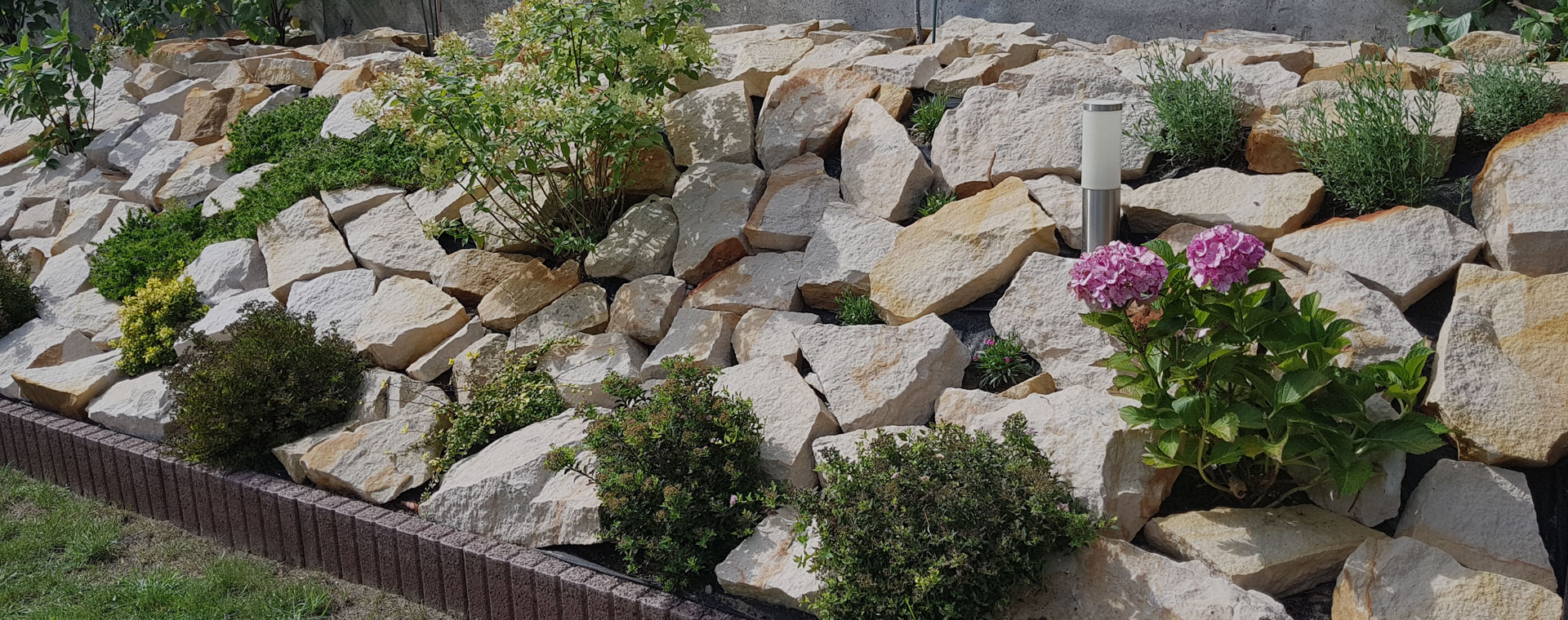 SANDSTEIN;Sandstein ist der in Gärten und Parkanlagen meist verwendete Naturstein. Hellbeige bis gelb, grau und in vielen verschiedenen Rottönen ist er ein garantierter Blickfang! SANDSTEIN